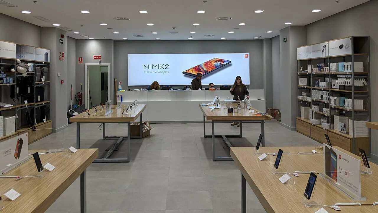 Магазин Xiaomi внутри. Xiaomi Европейский. Xiaomi Store New Style. Сяоми стенды в офисах продаж.