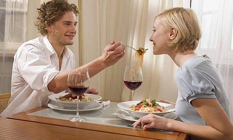 Жена готовит кушать. Муж и жена обедают. Муж и жена ужинают. Мужчина и женщина обедают дома. Люди на кухне едят.