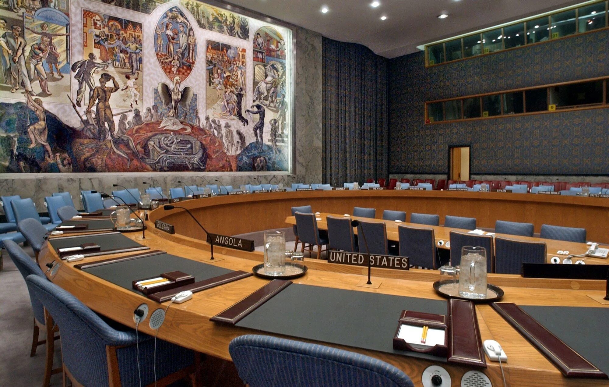 Зал ООН В Нью-Йорке. ООН штаб зал. Зал совета безопасности Британии. Зал совета безопасности.