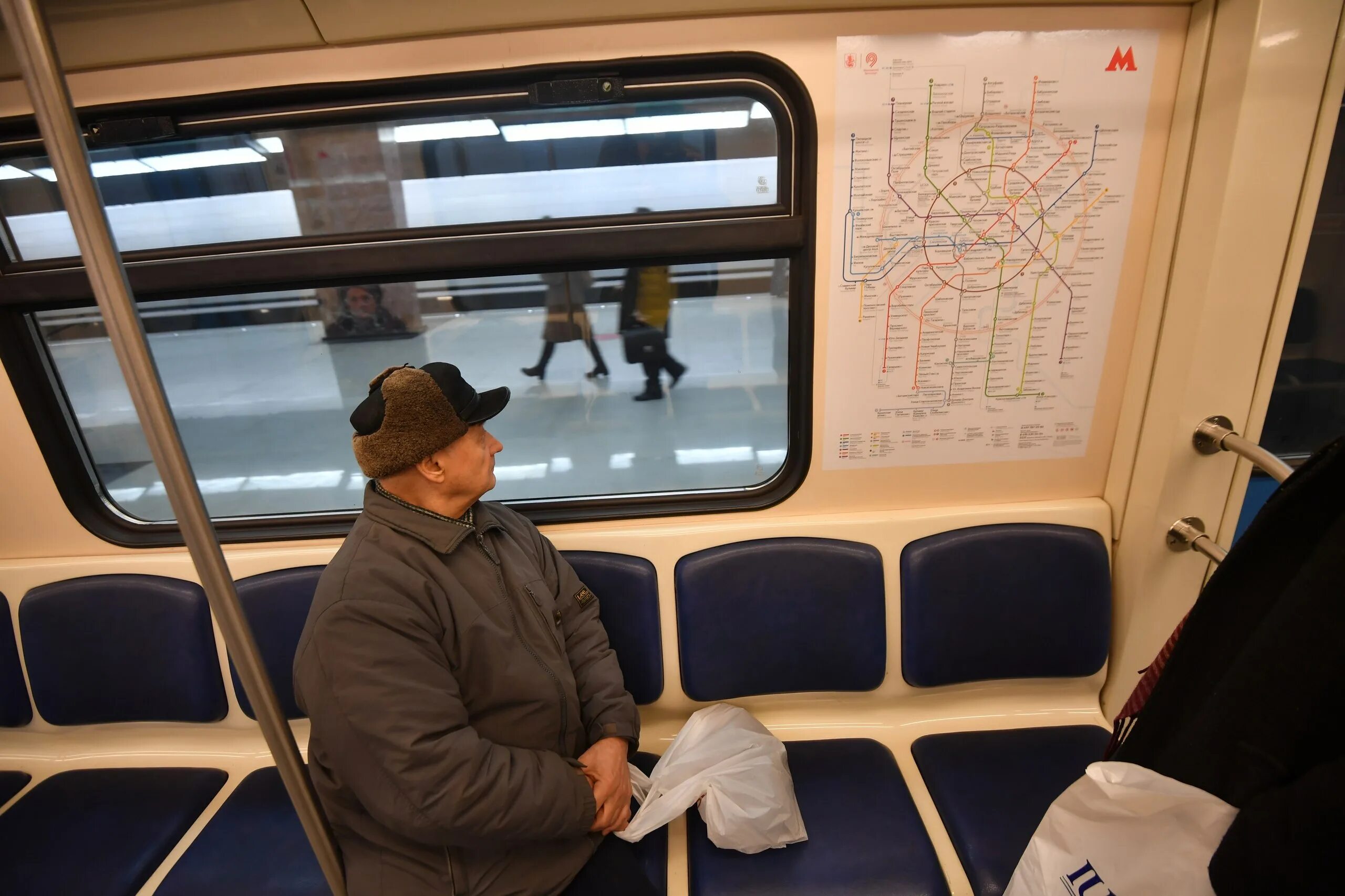 Москва метро пенсионеры. Пенсионеры москвы. Пожилые люди в метро. Москва метро пенсионеры. Пенсионерка в метро.