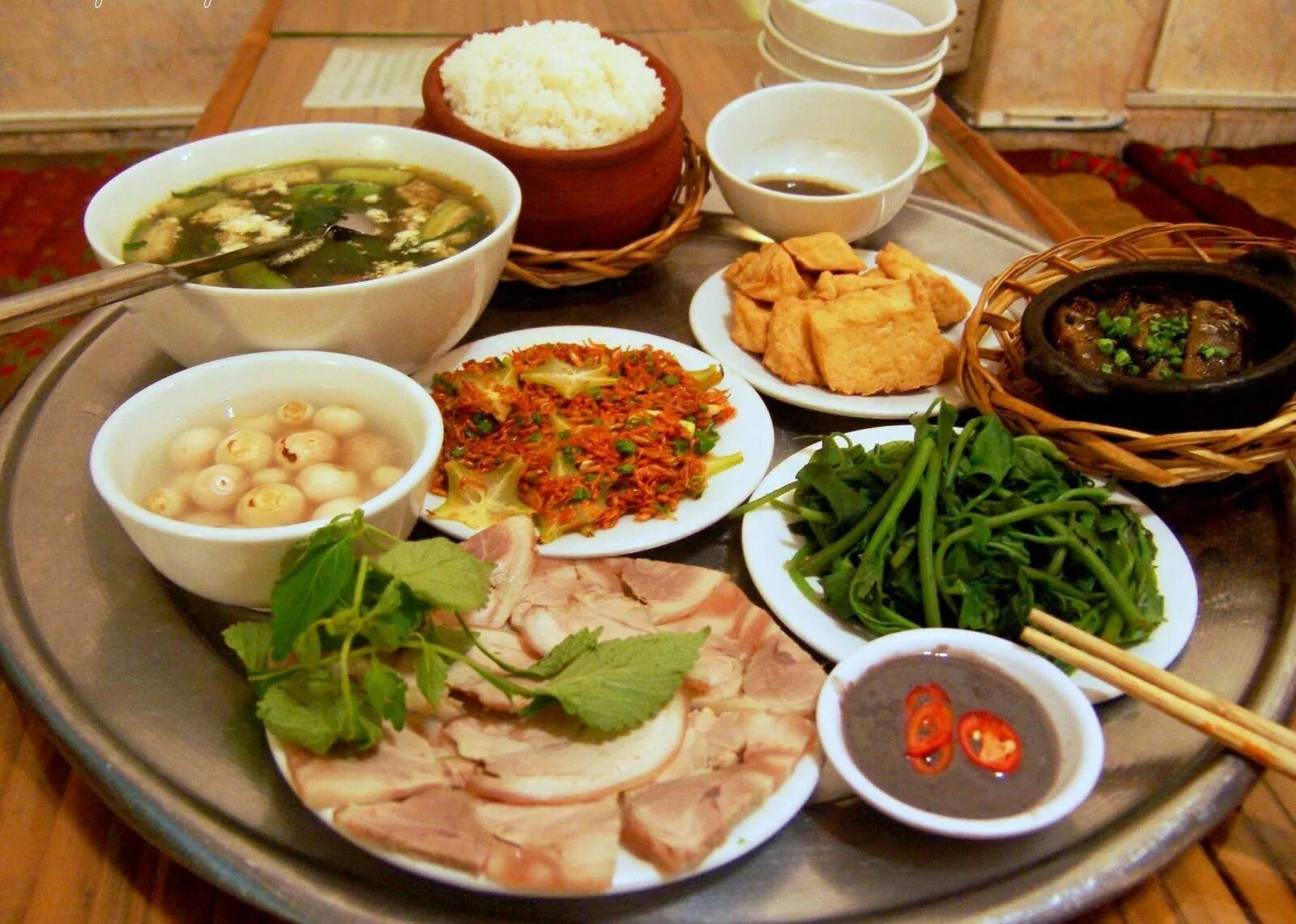 Национальная кухня центр. Вьетнам еда Национальная. Национальная кухня Вьетнама. Традиционные китайские блюда. Традиционное вьетнамское блюдо.