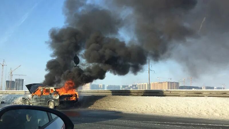 Горит на кад. Мурманское шоссе, машина сгорела. Горит на кад. Загорелась машина на мурманском шоссе. Пожар на кад в спб сегодня.