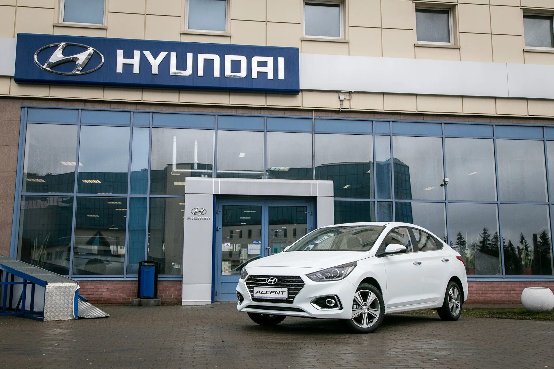 Хмаринская 8. Хёндэ Автоград Минск. Автосалон Хендай. Дилер Hyundai. Машина автосалон Хендай.