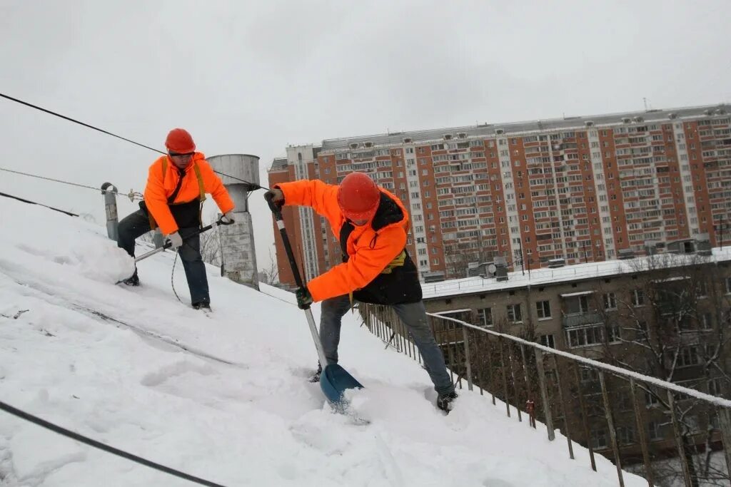 Москва чистят снег. Уборка снега с крыш. Очистка крыш от снега. Чистка снега с крыши. Очистка крыш от снега и наледи.