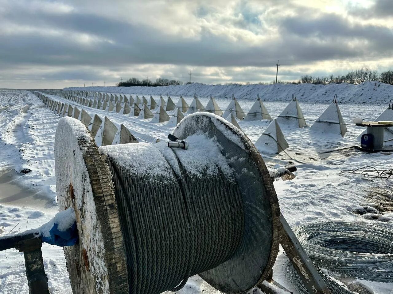 Засечная черта в Белгородской области 2022. Зубы дракона противотанковые Белгород. Линия Суровикина зубы дракона. Засечная черта Белгород 2022.