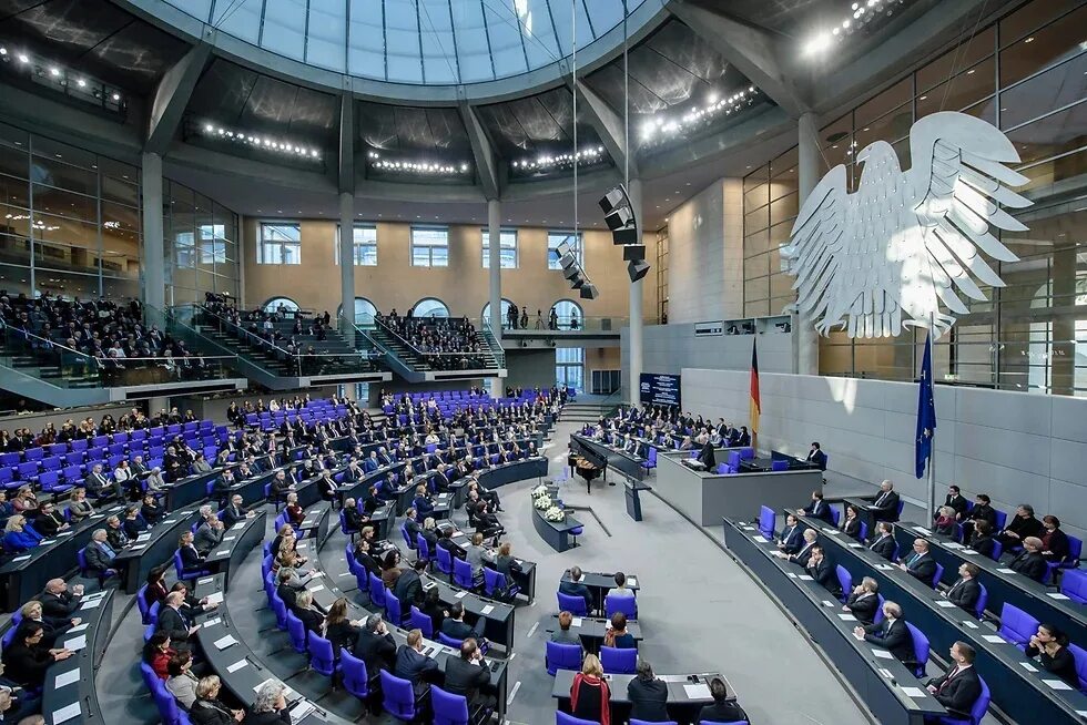 Парламент в рейхстаге 9. Парламент германии бундестаг. бундестаг германии зал заседаний. берлин рейхстаг зал заседаний бундестаг. парламент германии зал заседаний.