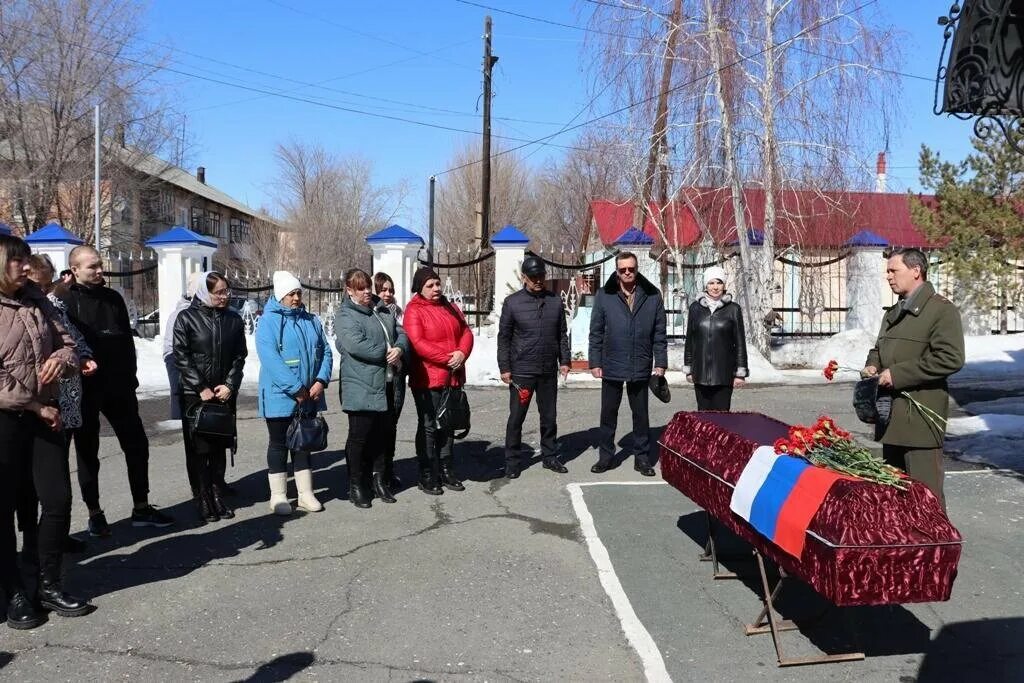 В Оренбургской области простились с погибшими сво. Оренбург прощание с погибшими на сво. Простились с погибшим на Украине. Ситуация в зоне сво сегодня новости