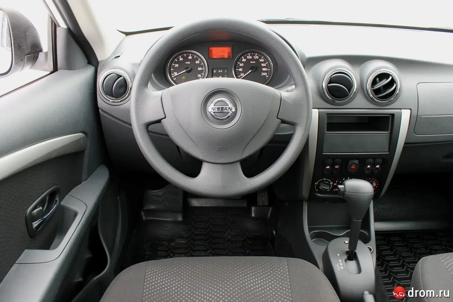 Ниссан альмера внутри. Logan almera. Ниссан альмера и рено логан. Альмера g15 и логан 2. Ниссан альмера салонрено л.