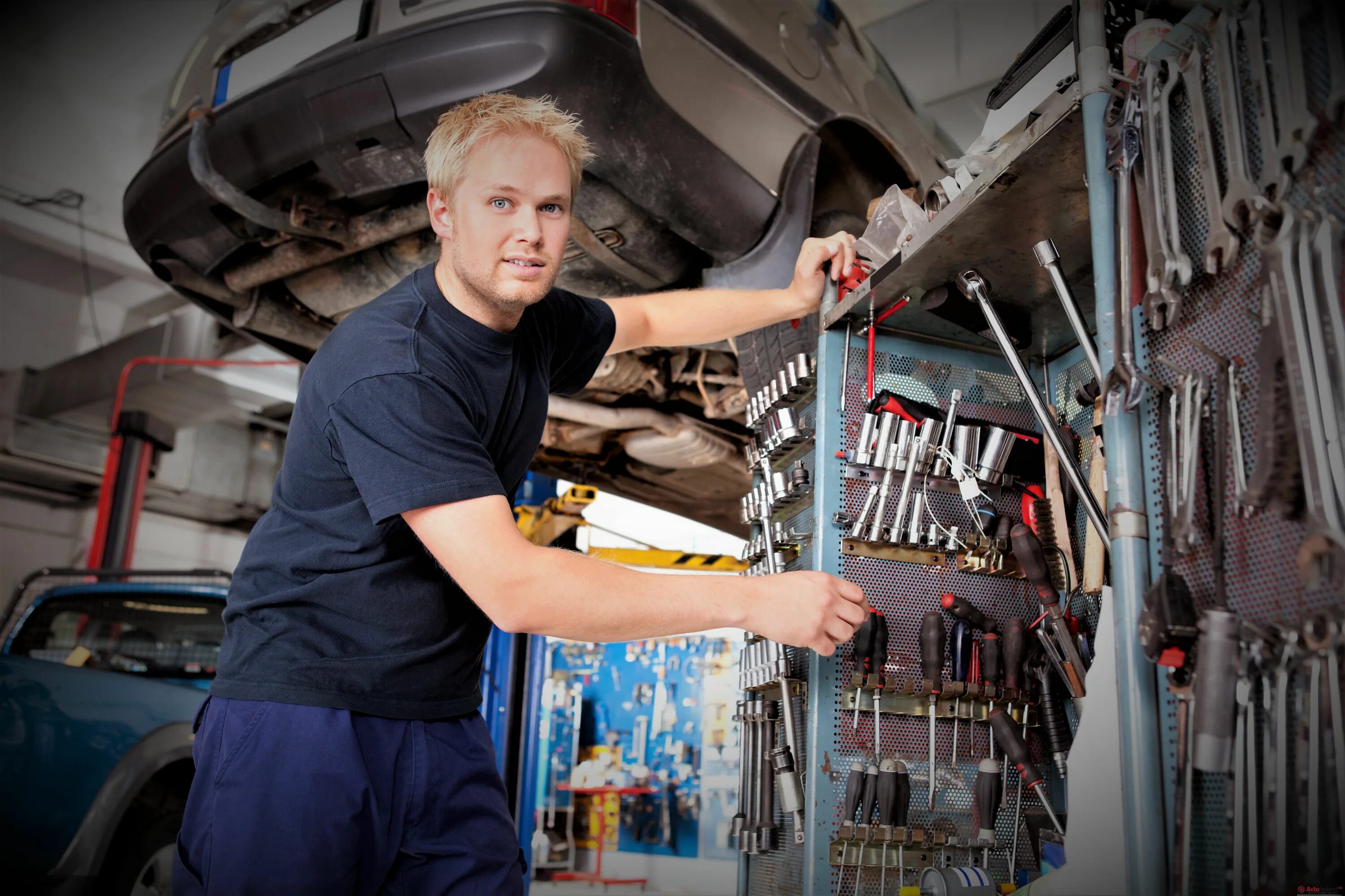 обучение механиков. He works in a garage. слесарь автосервиса. карьера автомеханика. ремонтирует машину.