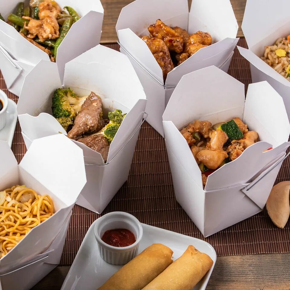 Китайская еда в коробочках. Китайская еда в коробках. Еда в коробке. Китайская еда на вынос.