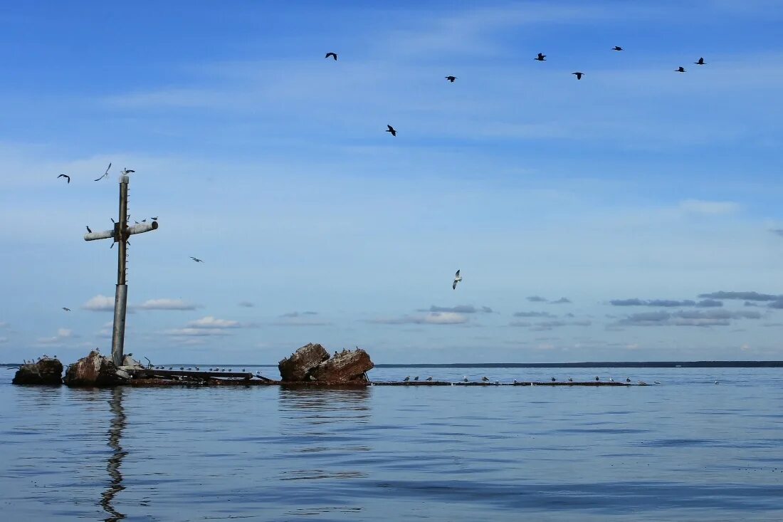 Рыбинское водохранилище замор. Мякса Рыбинское водохранилище. Асафовы острова Юрьевец. Рыбинское водохранилище затопленная деревня. Юрьевец крест на Волге.