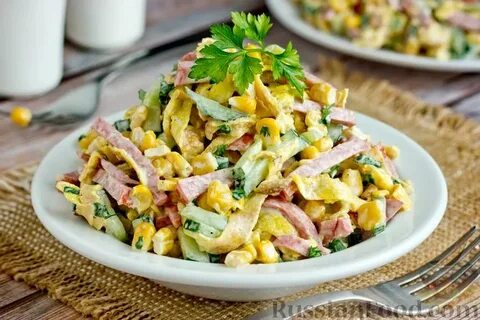 Салат с консервированной кукурузой и огурцом колбасой
