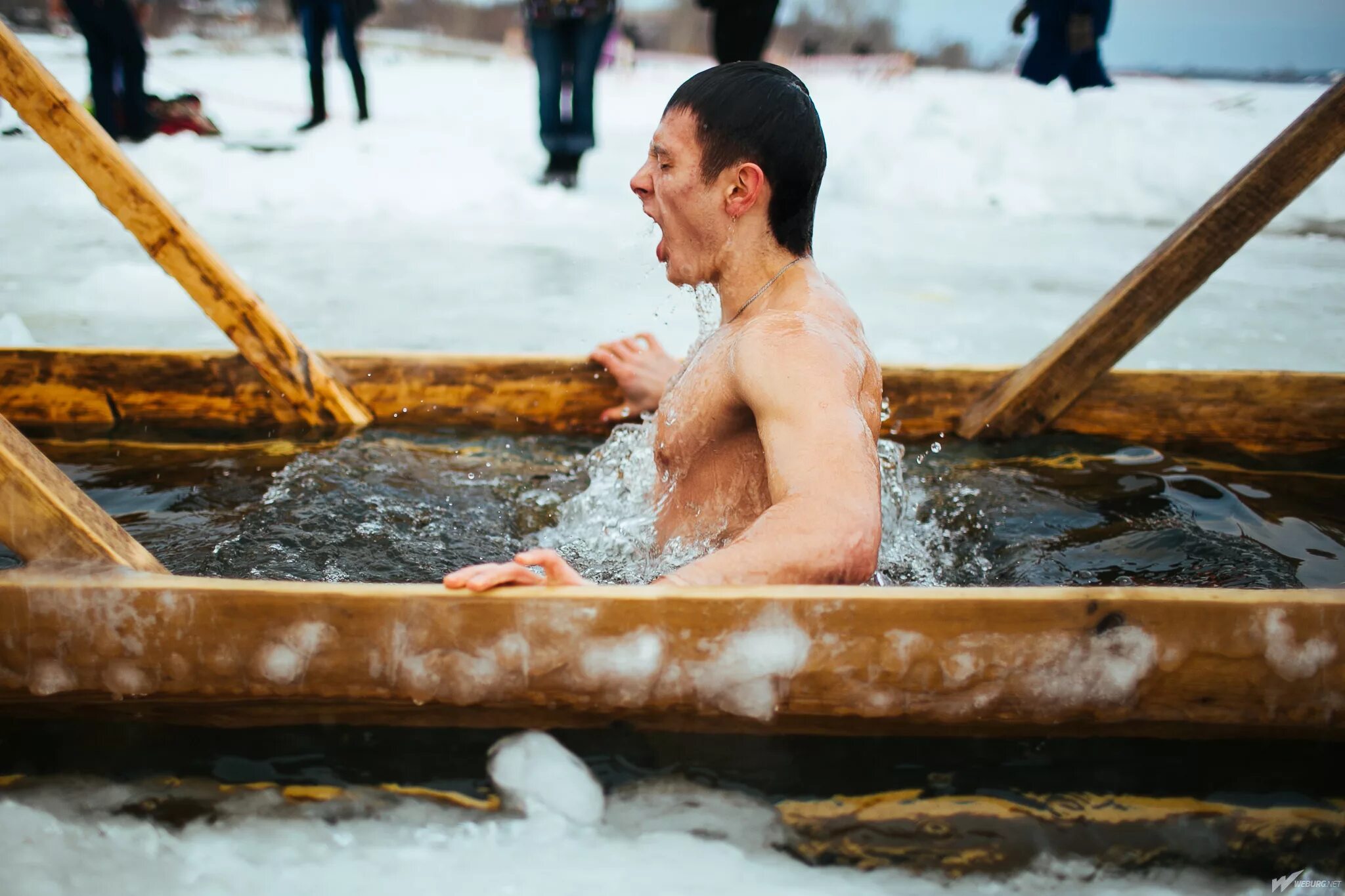 Купание. Купание в проруби. Купание на крещение. Купание в купели на крещение. Крещенское купание в проруби.