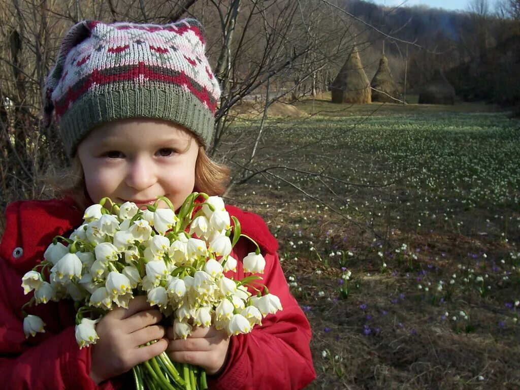 February first. Подснежник для детей. Девочка с подснежниками. Дети с цветами.