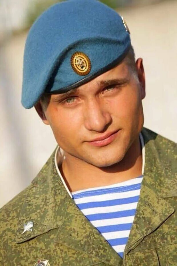 Зак эфрон в 20 лет. Красивый мужчина в полный рост. Симпатичный как правильно. Симпатичный как правильно. Отбитый берет.