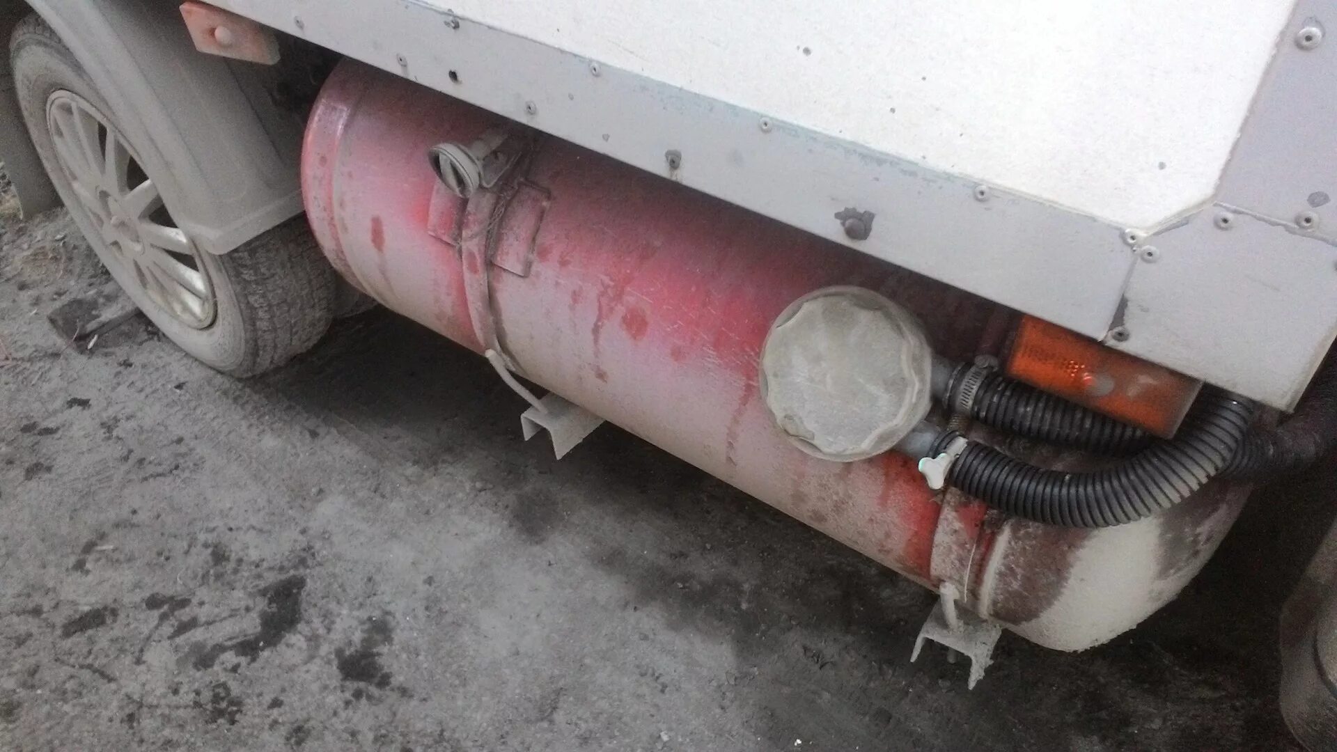 Крепёж для газового балона. Замена газового баллона на новый. Замена газового баллона на новый. Замена газового баллона на новый. Газовый баллон стравливает газ.