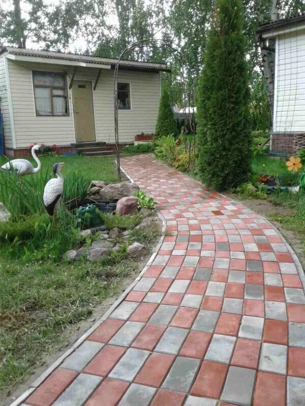 Красивые садовые дорожки. Брусчатка браер садовые дорожки. Тротуарная плитка на даче. Брусчатка на участке. Дорожки в саду из кирпича.