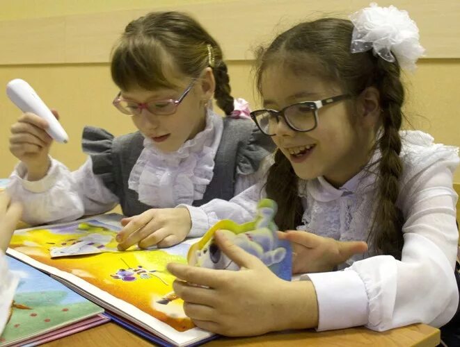 Образование детей с нарушением зрения. Школьники с нарушением зрения. Дети снарушение зрения. Обучение детей с нарушением зрения в школе. Обучение детей с нарушением зрения в школе.