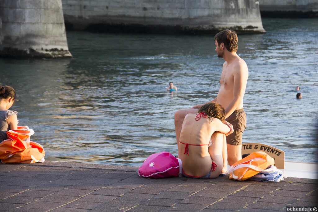 Подглядывающий юноша. Мальчишки на заборе. Подглядывающий юноша. Фильм подглядывание в замочную скважину. Подглядывание за купанием.