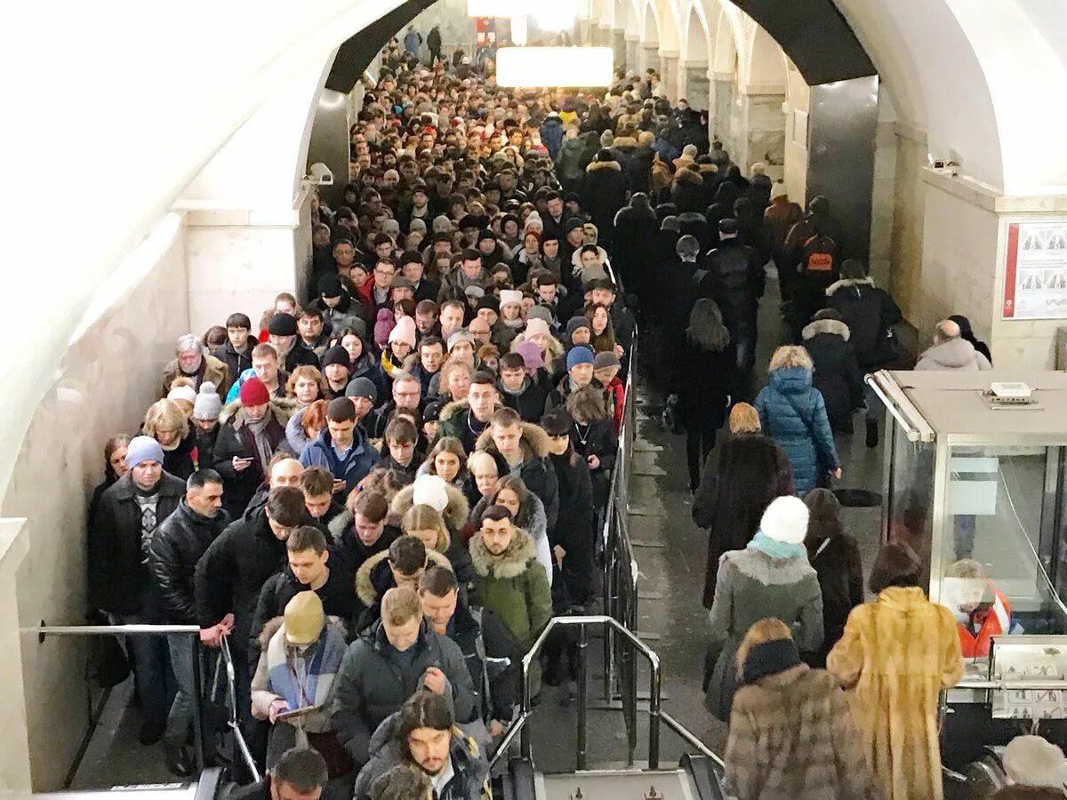 Много людей в метро. Станция Бауманская в час пик. Московское метро час пик. Станция Выхино час пик. Московское метро Бауманская ЧАСПИК.