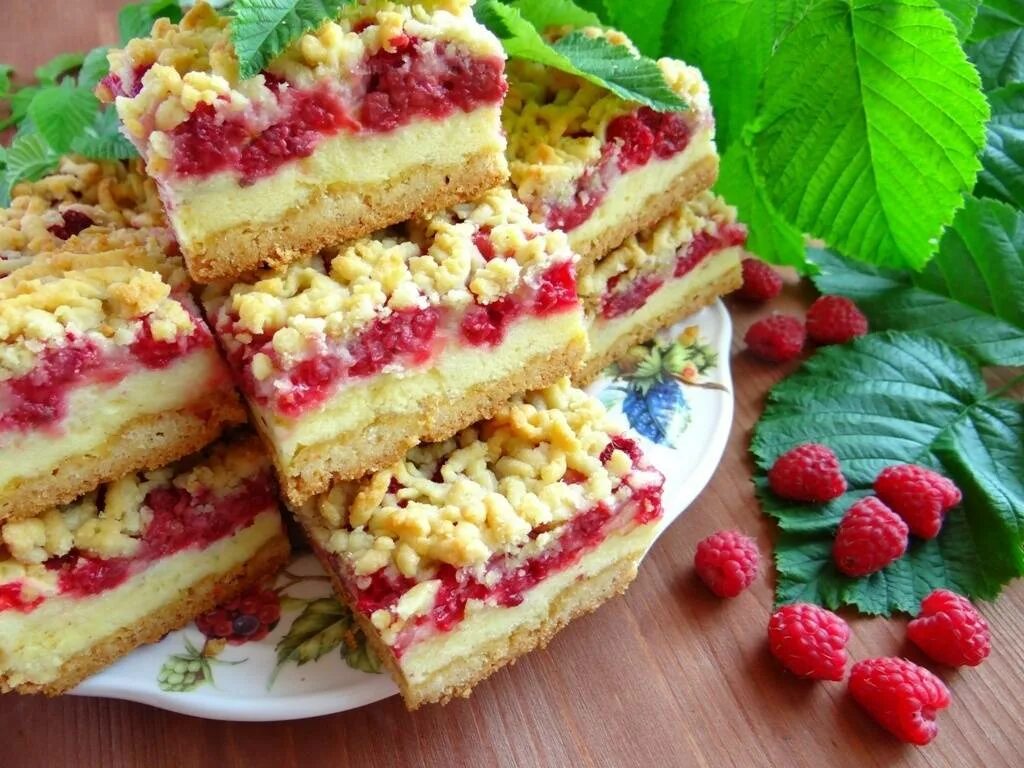 Песочный пирог с малиной. Пирог с творогом и малиной. Песочный пирог с творогом. Пирог с малиновым вареньем. Песочный пирог со смородиной.