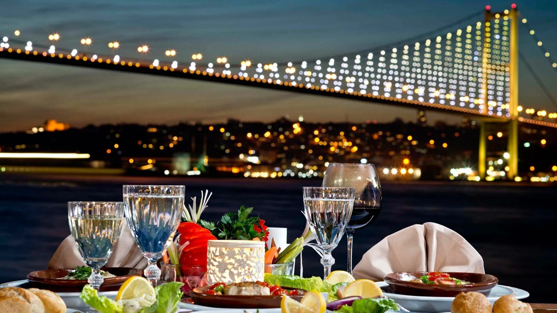 Ужин на четверых 2022. Ночной круиз Босфор Стамбул. Ночная прогулка по Босфору в Стамбуле. Стамбул кафе. Стамбул круиз по Босфору с ужином.