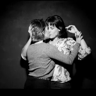 Fernanda Nobre e Luisa Micheletti trocam beijo em foto de campanha.