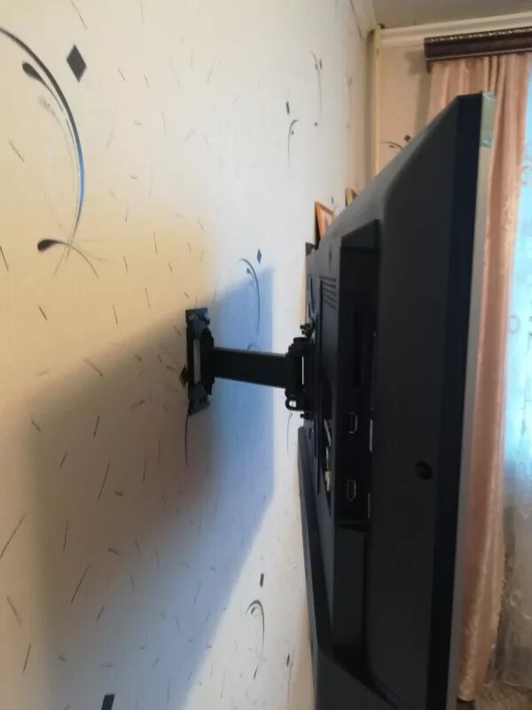 Видео повесить телевизор. Кронштейн для телевизора на стену. Подвешивание телевизора на стену. Кронштейн для большого телевизора на стену. Крепеж на стене телевизор к стене.