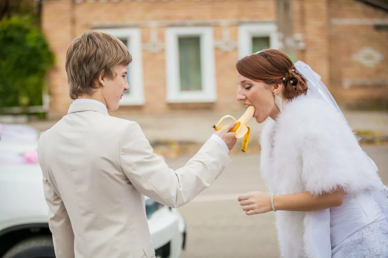 Забеременеешь женюсь. Свадьба прикол. Молодожены. Прикольные Свадебные фотосессии. Смешные Свадебные фотосессии.