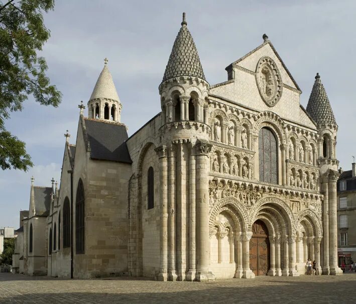 Церковь notre-Dame la grande, Пуатье. Церковь notre-Dame la grande, Пуатье стиль. Соборе Пуатье витраж. Périgueux Cathedral Перигё.