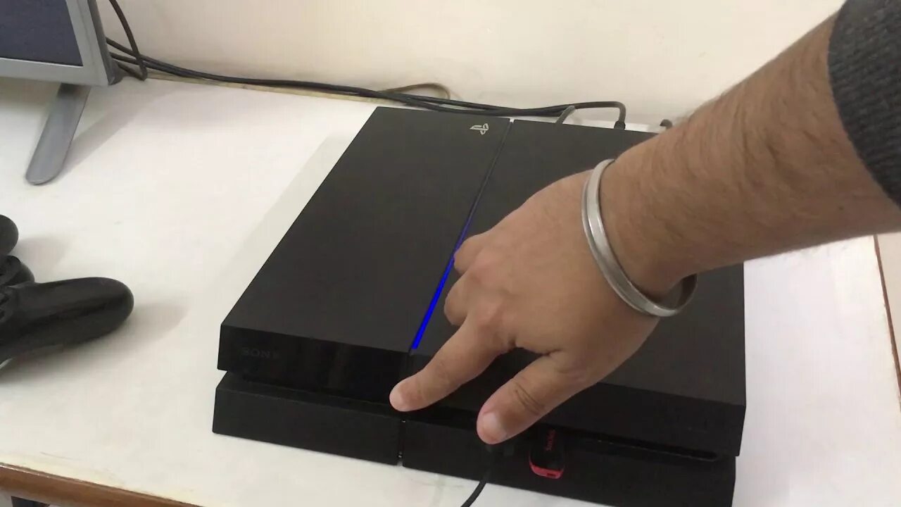 Диск ride 4 на пс 4 слим. Sony ps4 сборка dvd привода. Как вставить диск в playstation. Диски для playstation 4 pro. Диски на playstation 4.