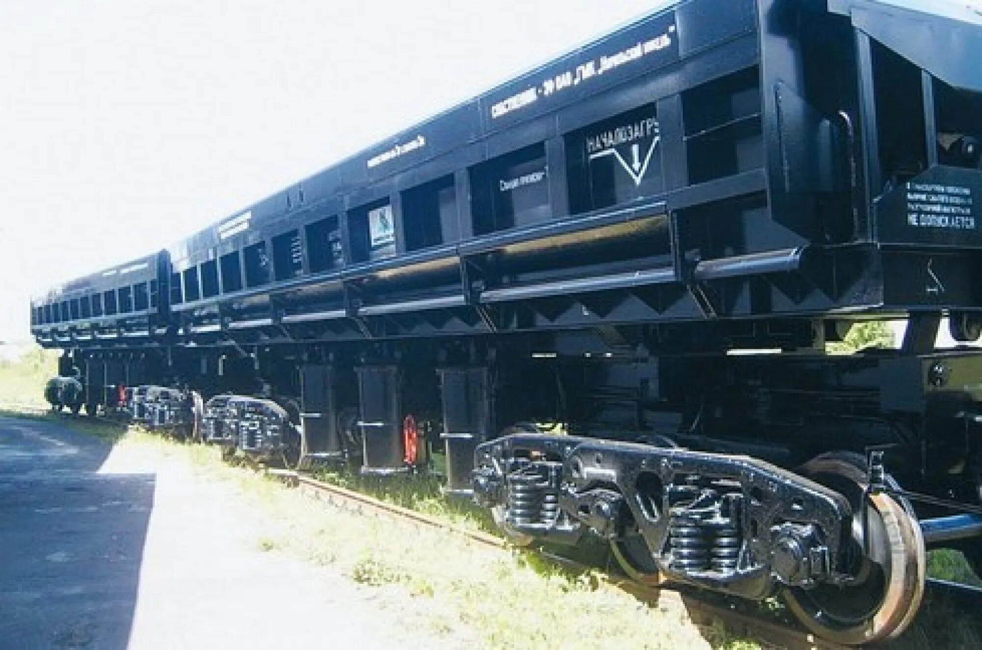 шестиосный полувагон. шестиосный вагон-думпкар. музей жд шестиосный вагон. контрейлерная платформа увз. шестиосный вагон-думпкар.