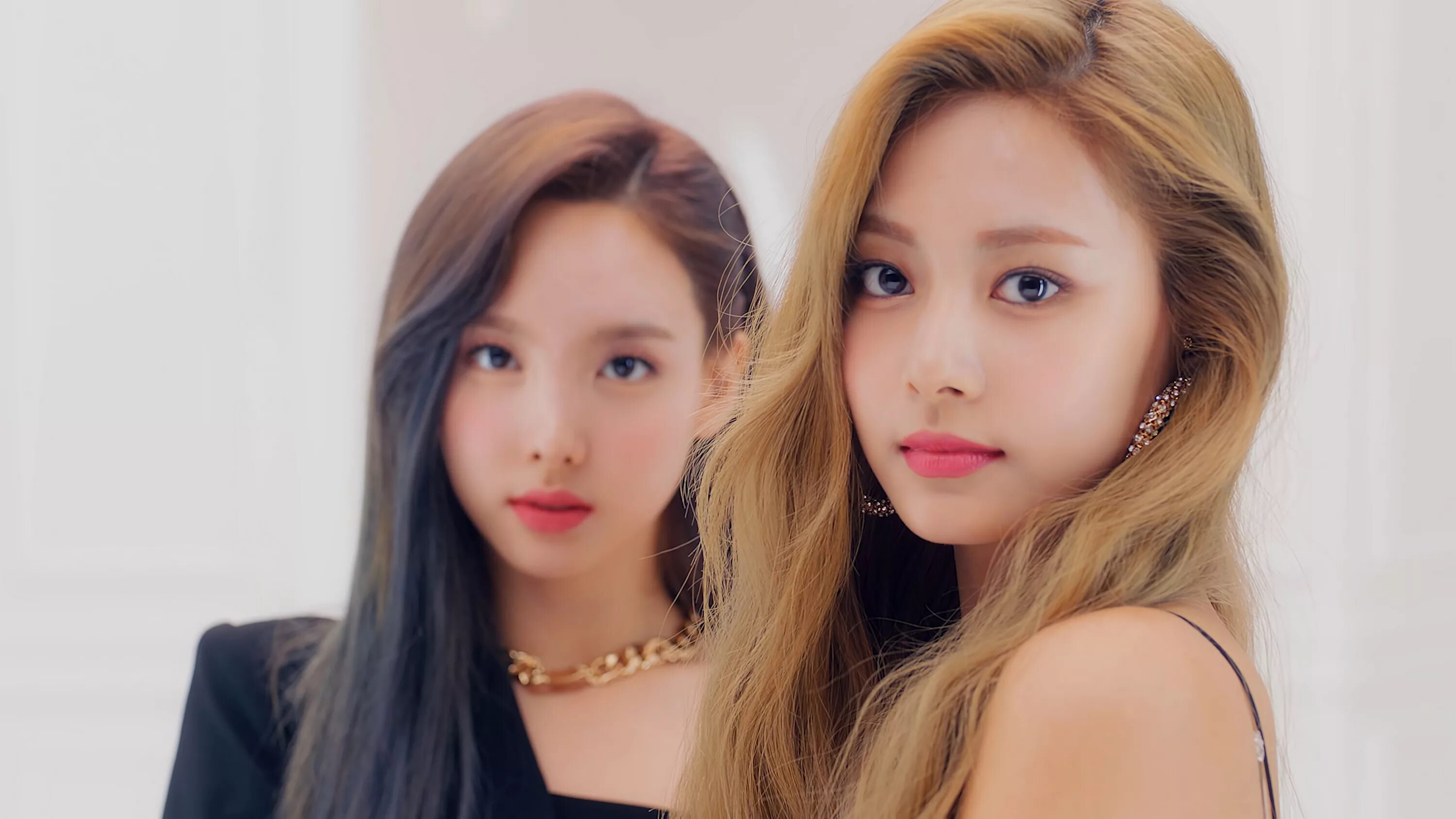 Twice true and false. Наён твайс. twice tzuyu 2025. nayeon twice 2025. наен и цзыюй.