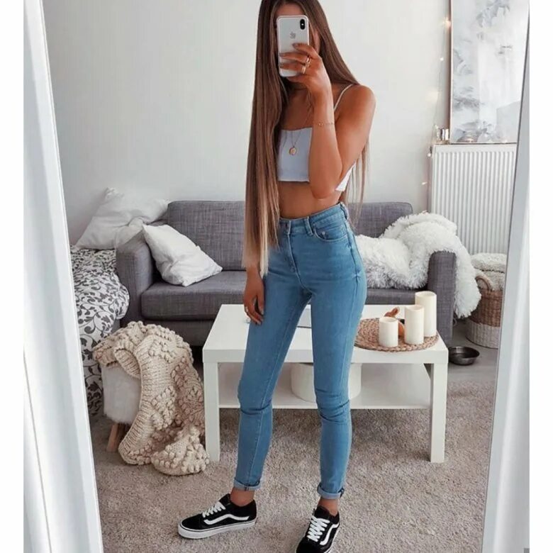 Селфи девушка в джинсовых шортах. Девушки в обтягивающих джинсах. Брюнетка в джинсах селфи. Селфи девушек в джинсах. Вероника биелик в джинсах.