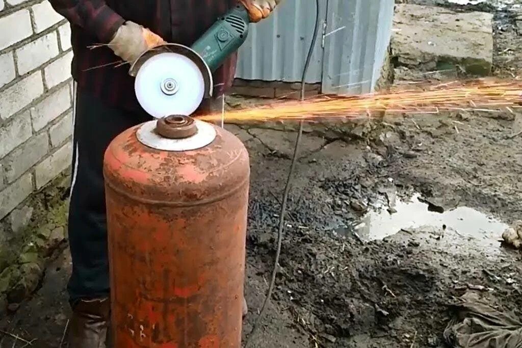 Газовый баллон горизонтальный. Распилить газовый баллон. Резка газового баллона. Разрезать баллон пропан. Резка газового баллона.