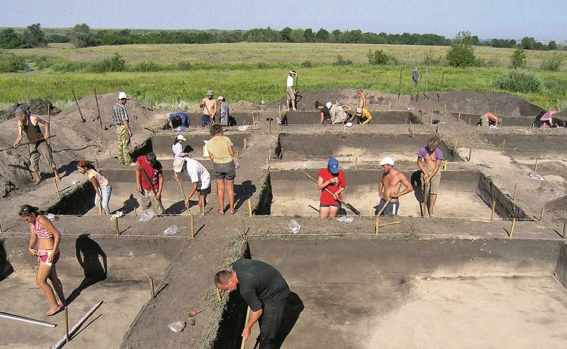 археологи расположились на берегу реки. дивногорье археологическая стоянка. археологи расположились на берегу реки. археологи расположились на берегу реки. археологи расположились на берегу реки.