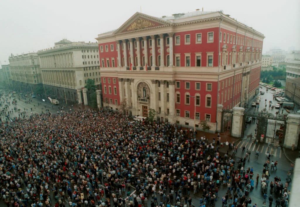 Москва 1991. Москва 1991 год. манежная площадь москва 1991. митинг в москве 1991. августовский путч митинг.