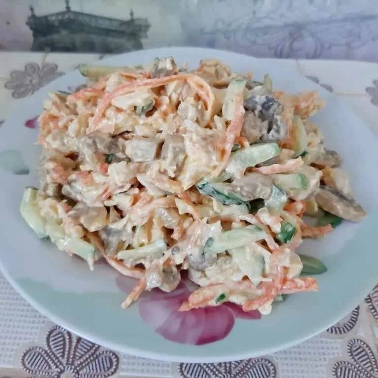 Салат с курицей и свежей морковью. Салат курица грибы морковь по-корейски. Салат с корейской морковкой. Салат с корейской морковкой и курицей. Салат с корейской морковкой и грибами.