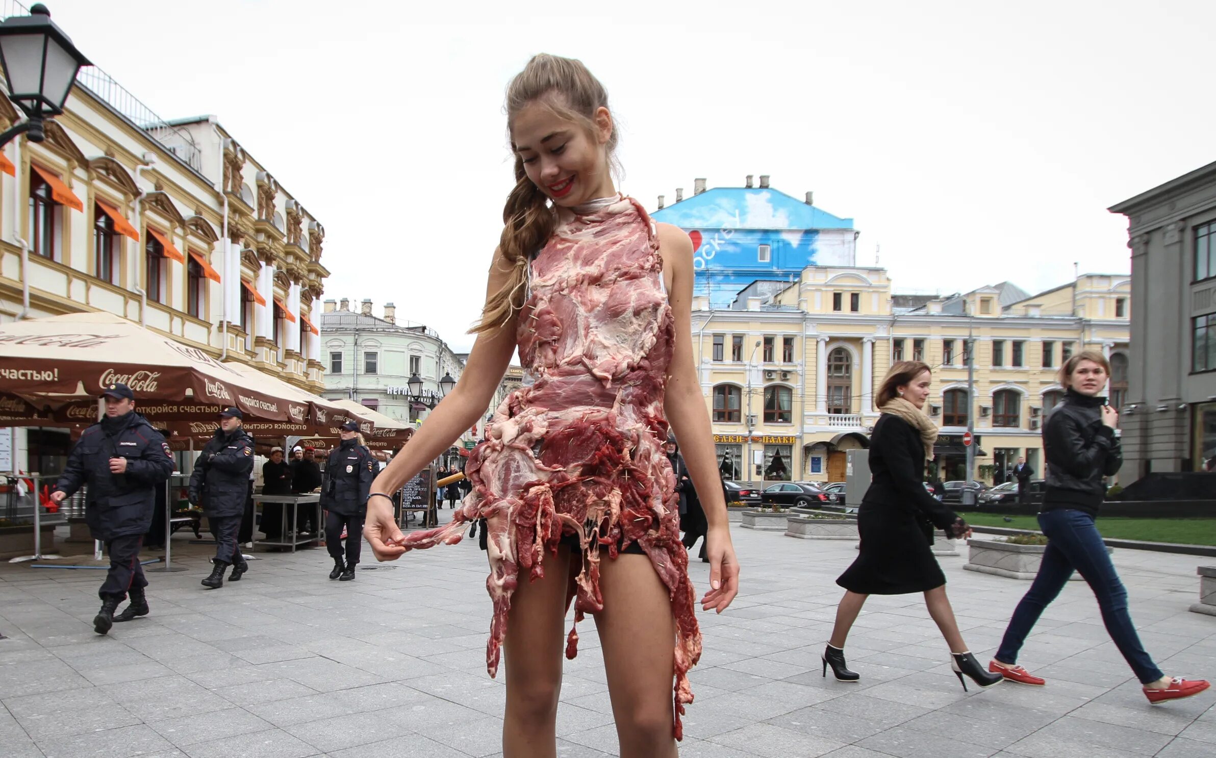 Леди Гага платье из мяса. Женщина в платье из мяса. Девочка в платье из мяса картина. Платье из мяса какой стиль. Риа 13