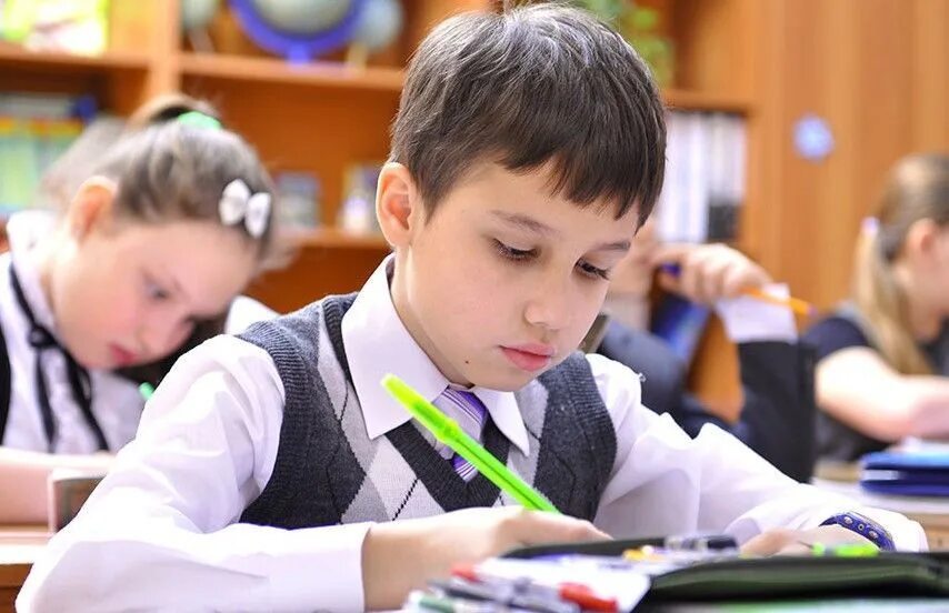 Школьники угадывают. Школьники решают олимпиаду. Школьник 4 класс. Школьники решили п. Школьники решают.