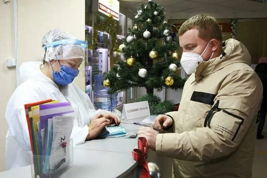 Москва детская поликлиника ёлка. Медицинская помощь в новогодние праздники. Врач новый год. Работа больница на январских. Поликлиника в новый год прикол.