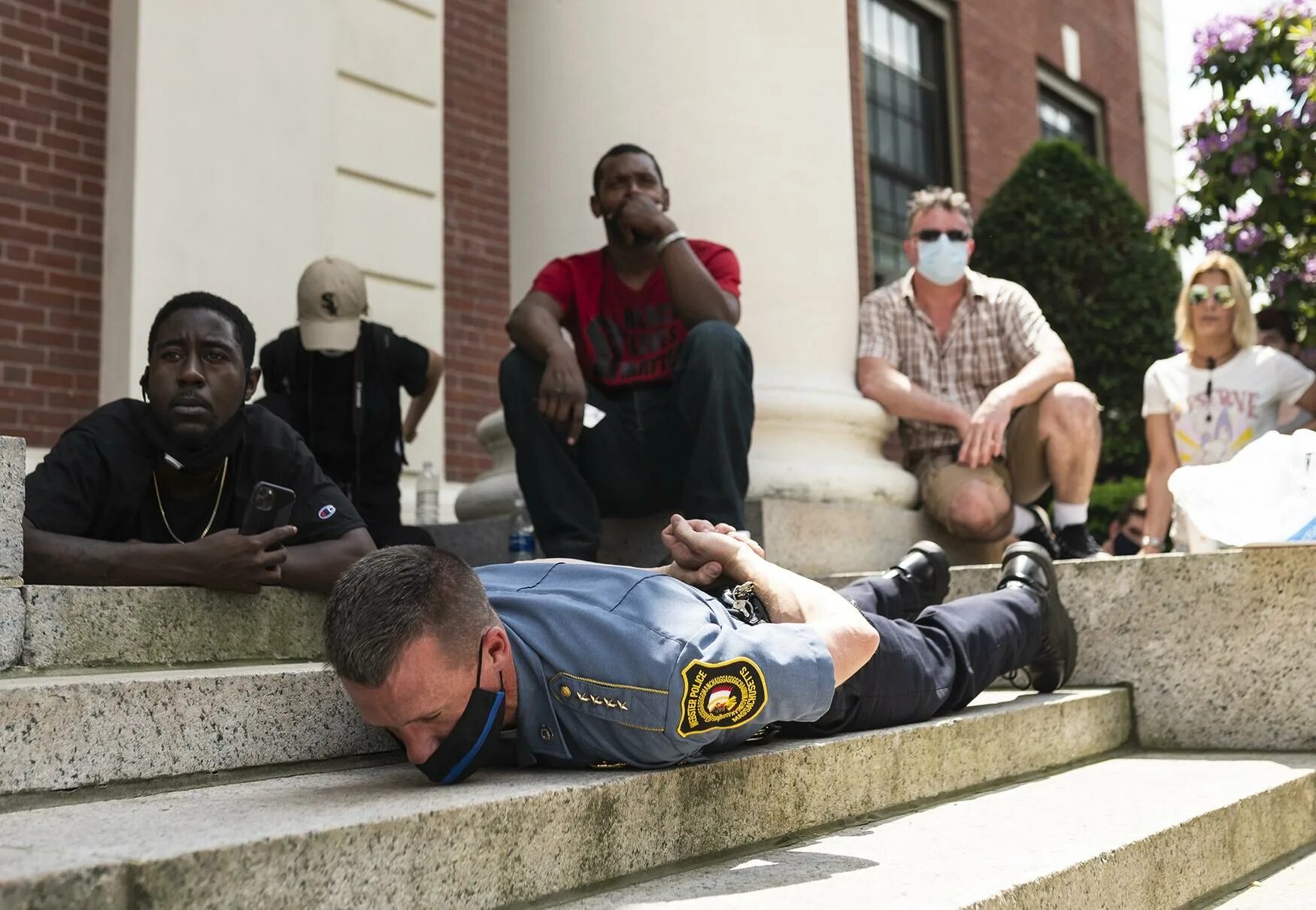 Линчевание негров в сша 50-60. Черные издеваются над белыми. Американцы на коленях перед неграми. Американцы на коленях перед неграми. Черные издеваются над белыми.