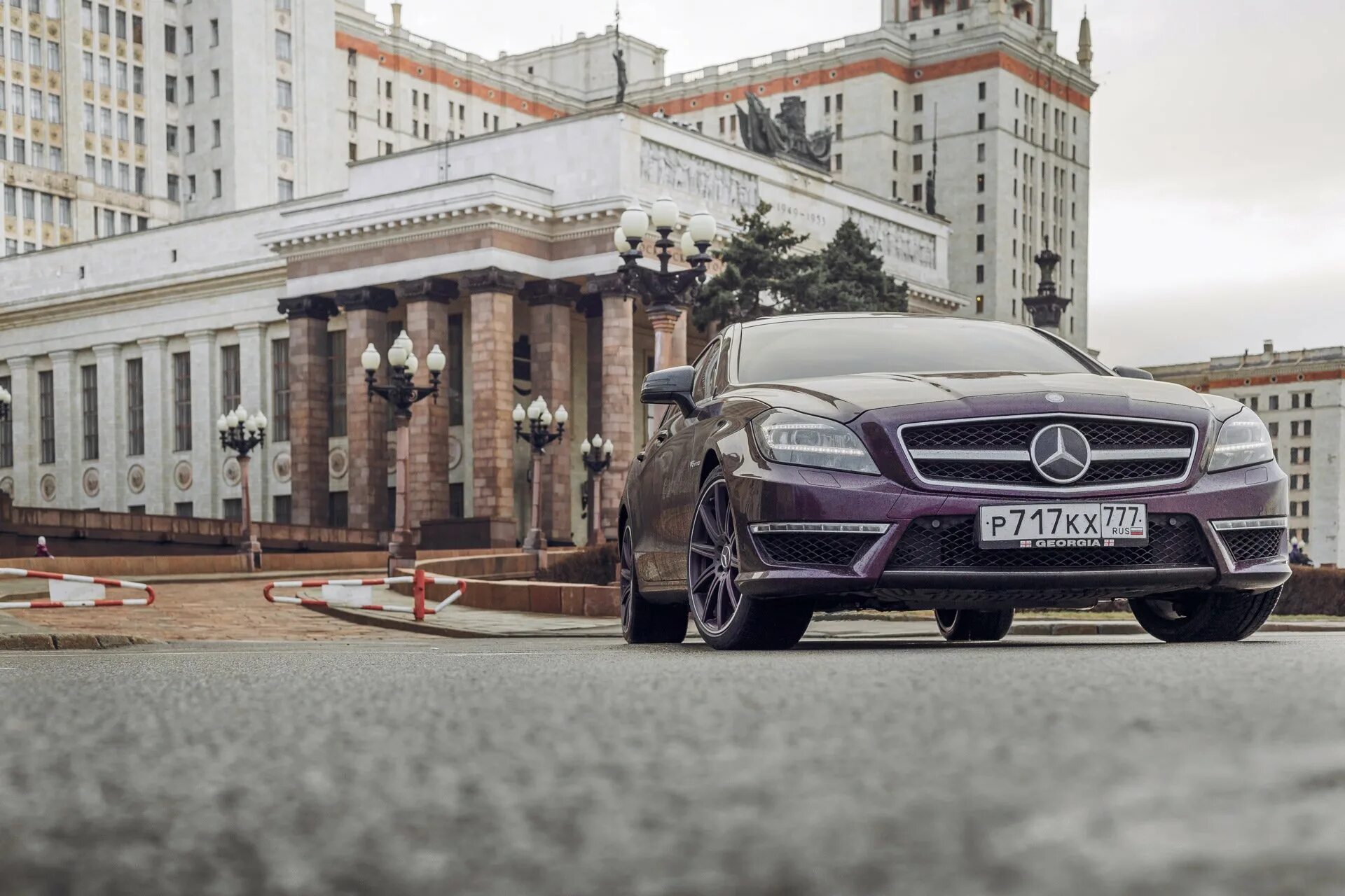 Мгу машина. Мерседес Бенц CLS 63 AMG. Мерседес CLS 63 AMG Москва. Mercedes CLS AMG 63 Москва Сити. CLS AMG 63 на МГУ.