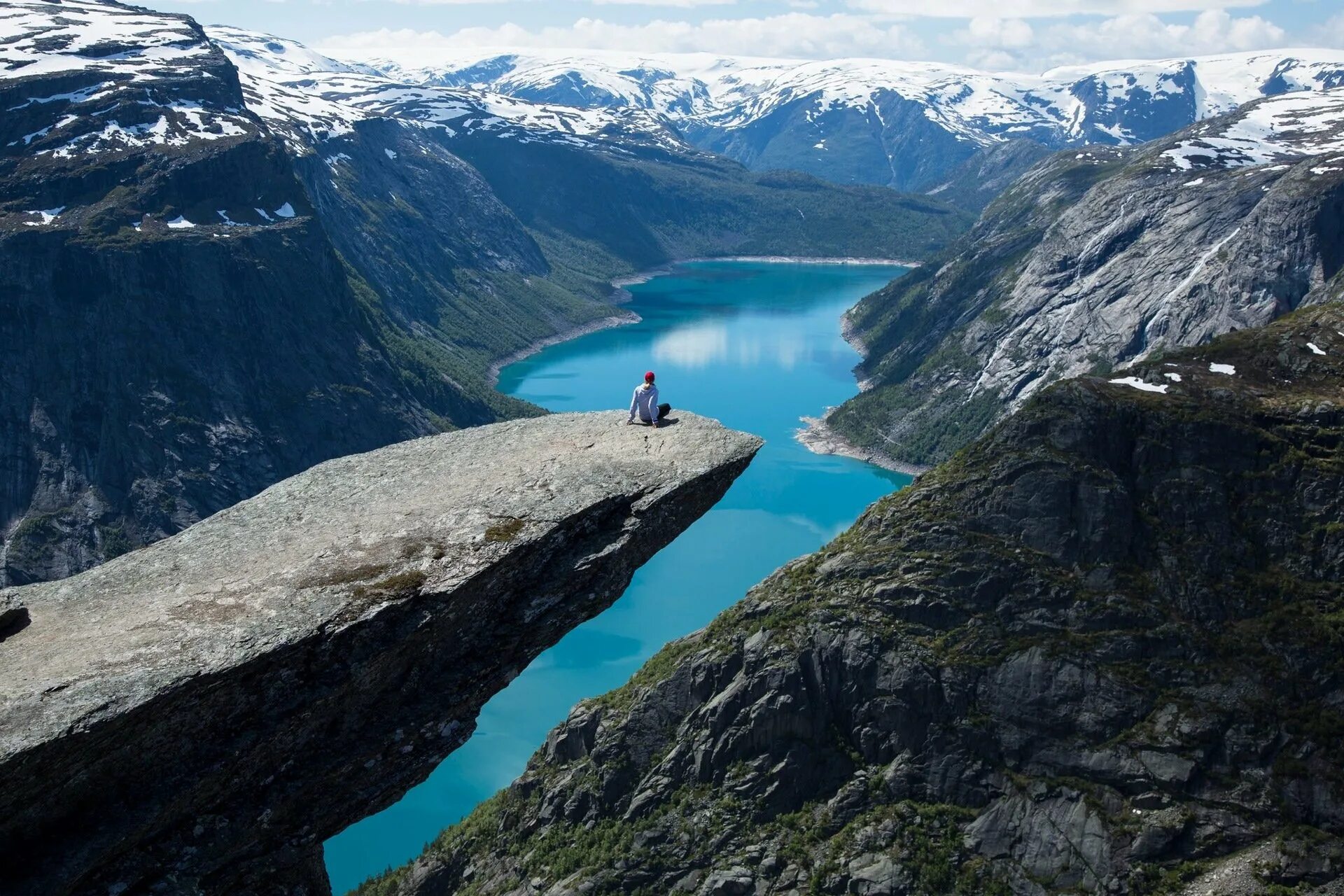 Какая страна имеет знаменитую природную достопримечательность фьорды. Скала язык тролля Норвегия. Фьорды Норвегии язык тролля. Озеро рингедалсватн Норвегия. Гора скьеггедаль Норвегия.