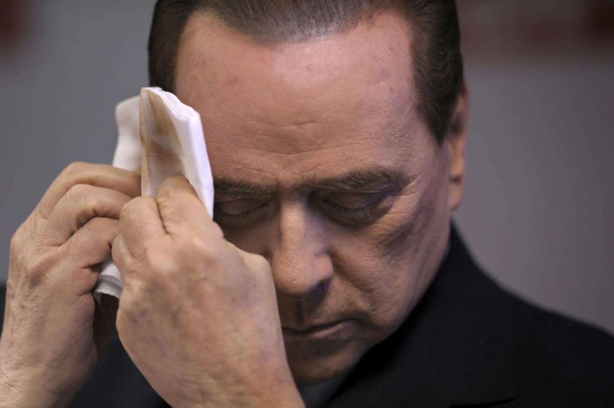 Вытирает лоб. Берлускони 2010. Вытирает пот со лба. Смахнул пот с лица.