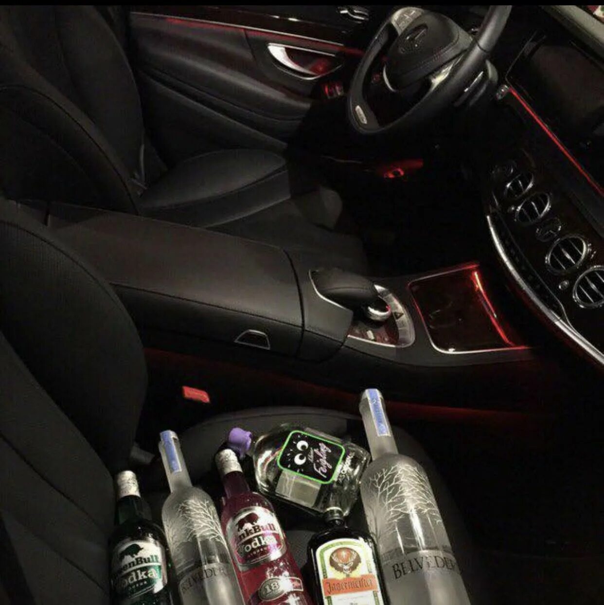 Алкоголь в машине. Выпивка в машине. Пью пиво в машине