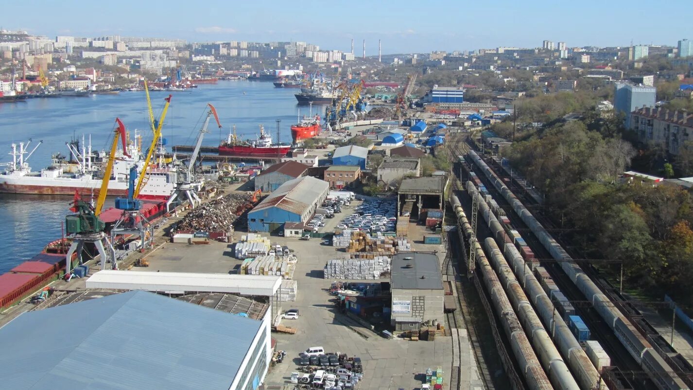 Vladivostok port. Порт Первомайский Владивосток. Судоремонтный завод Владивосток. ВМПП порт Владивосток. Владивостокский морской порт Первомайский причал.