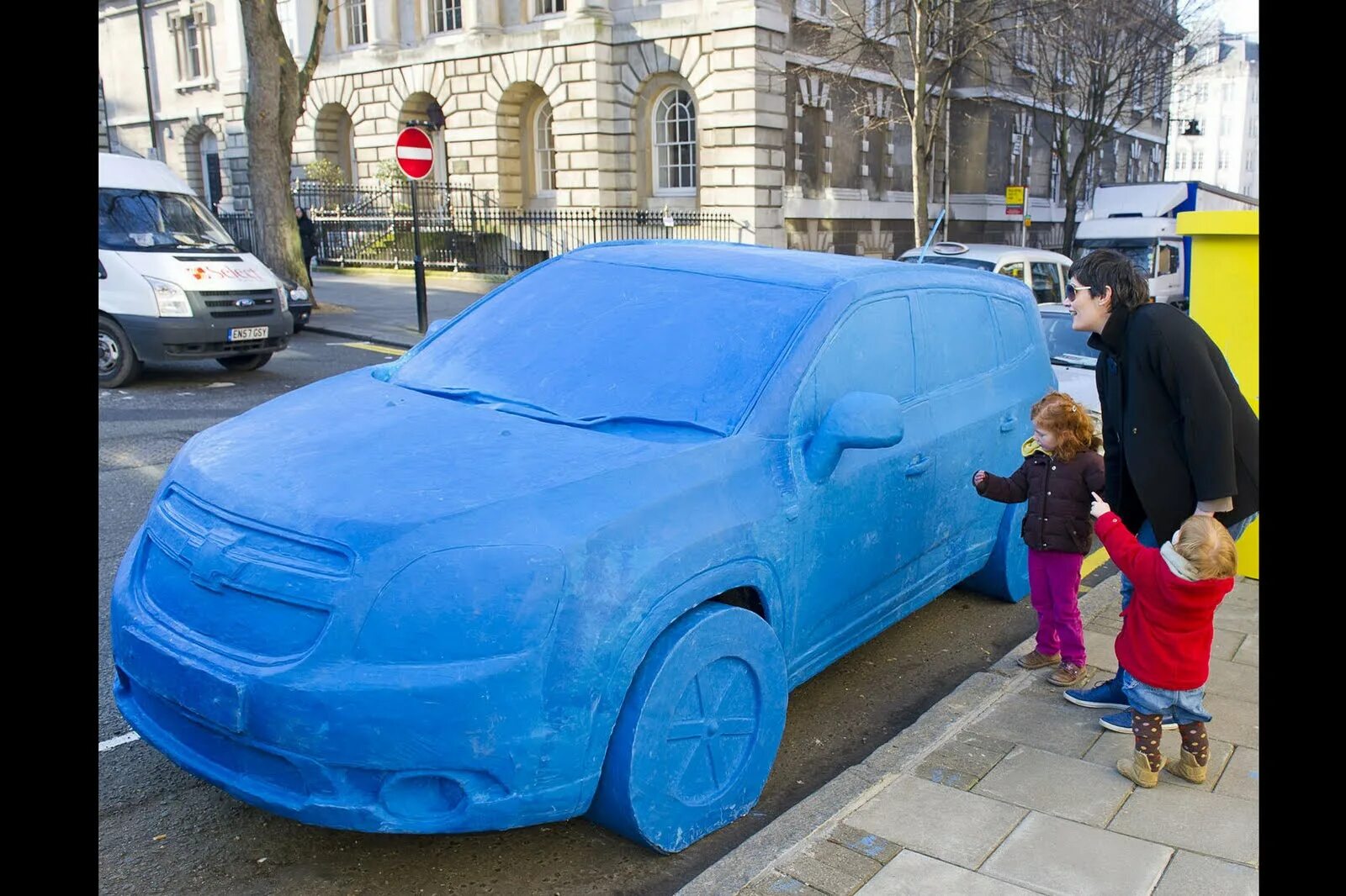 Автомобиль из пластилина. ПЛАСТИЛИНОВЫЙ Шевроле в Лондоне. Шевроле из пластилина в Лондоне. Ярко-синий ПЛАСТИЛИНОВЫЙ Chevrolet Orlando MPV. Chevrolet Orlando MPV из пластилина.