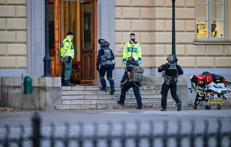 Атака на школу в Швеции. Полиция Швеции. Преступность в Швеции. Мотоцикл полиция.