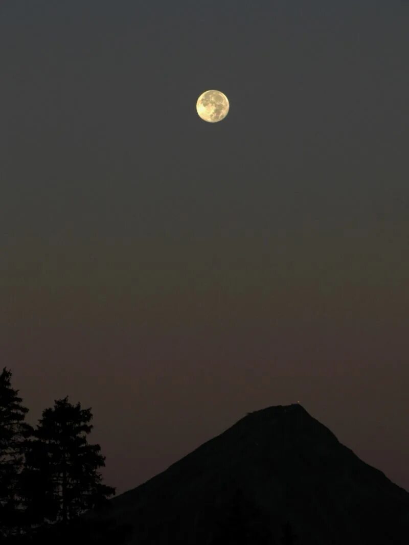 Горы на Луне. Полнолуние в горах. Фото полной Луны на ночном небе. Полная Луна в горах.